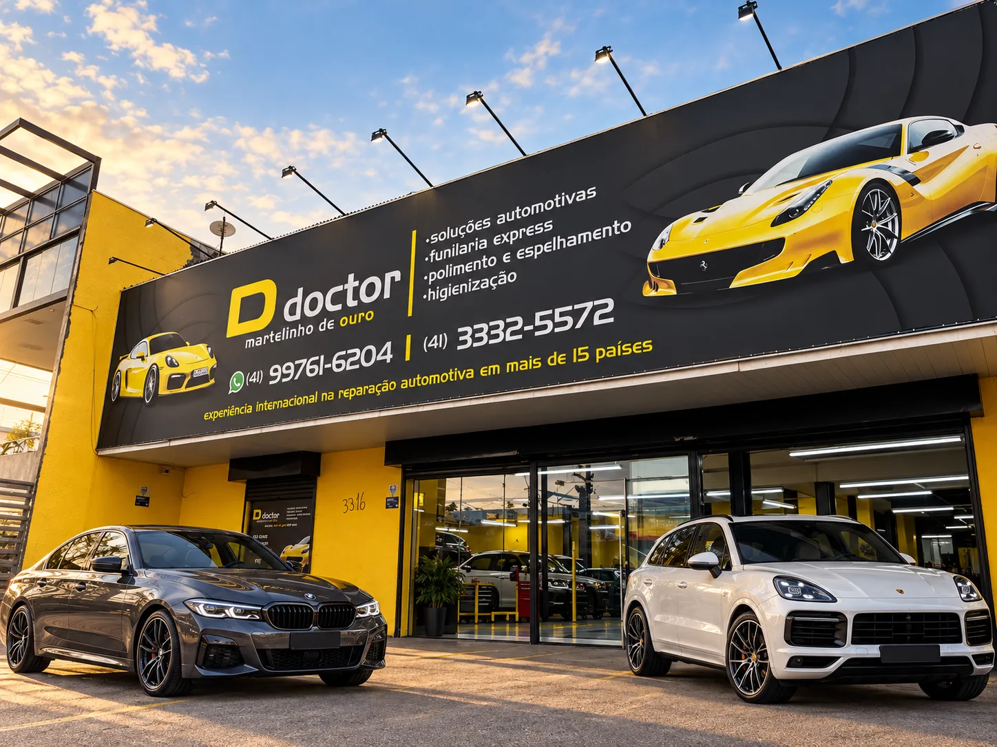 Fachada amarela da D doctor com o painel preto de serviços e dois carros estacionados