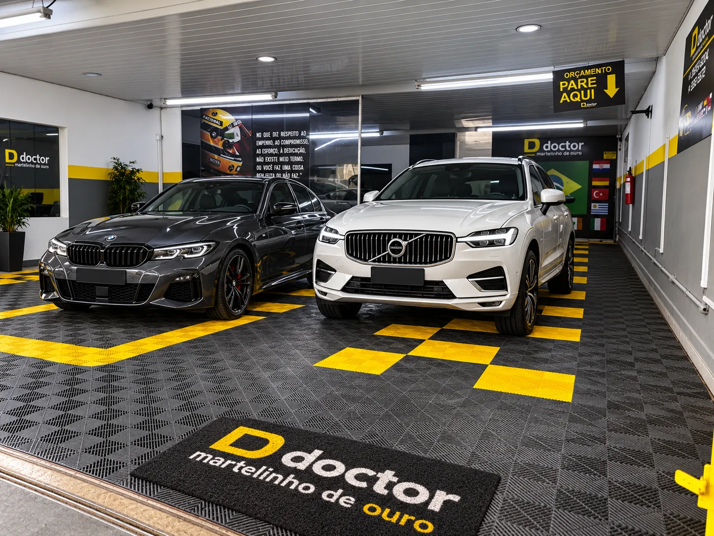 Recepção com piso modular preto e amarelo e a placa Orçamento, pare aqui